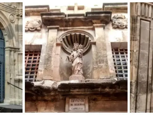 Drei Tore in Caravaca de la Cruz: ein blaues mit Kreuz, eine Statue über einem Schild und ein graues mit Plakat.