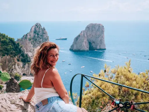 Donna sorridente con vista sui Faraglioni di Capri. Un ricordo indimenticabile da Castiglione.