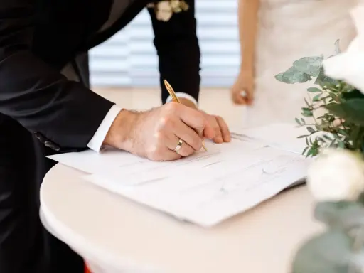 Novio firma documentos. Esto es parte de lo que se necesita para casarse por lo civil.