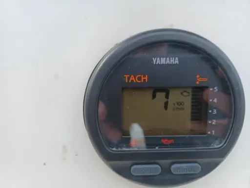 Compteur Yamaha TACH affichant 7 x 100 tr/min. Le voyant moteur Yamaha hors bord est allumé.