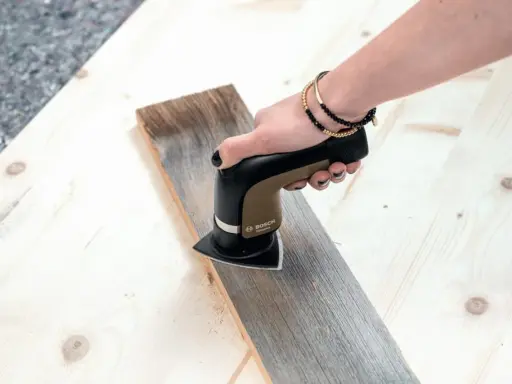 Herramienta Bosch retira pintura de madera sin lijar.
