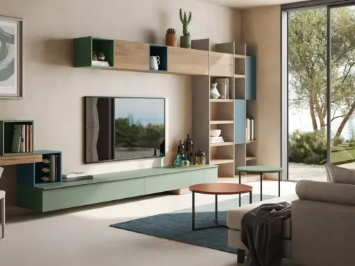 Un moderno salotto con tv al centro, mensole a muro, libreria e divano, con vista su un giardino lussureggiante.