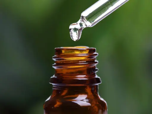 Goccia di vitamina D per bambini fino a che età, da un contagocce in una bottiglietta ambrata.