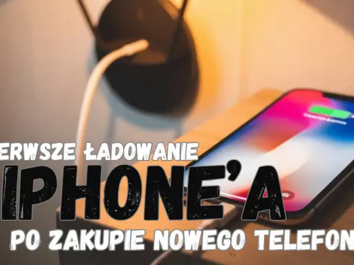 Pierwsze ładowanie iPhone'a po zakupie. Na ekranie widać ikonę baterii, a obok leży ładowarka.