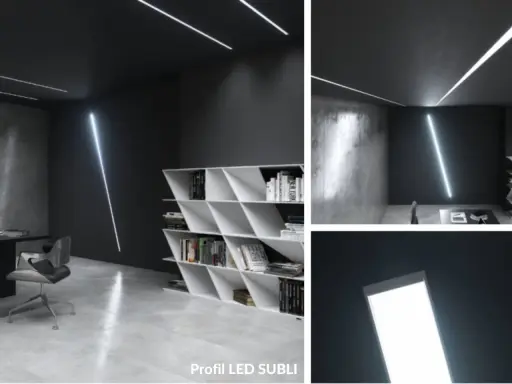 Nowoczesne wnętrze z listwą LED natynkową na suficie i ścianie. Minimalistyczny design, biurko, krzesło i regał z książkami.