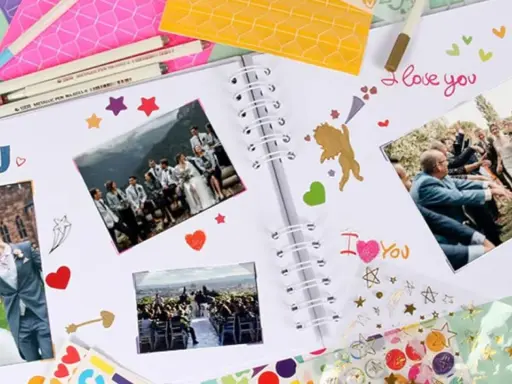 Álbum de fotos con pegatinas y fotos de bodas. Ideal para crear manualidades para regalar, con mensajes de "I love you" y corazones.