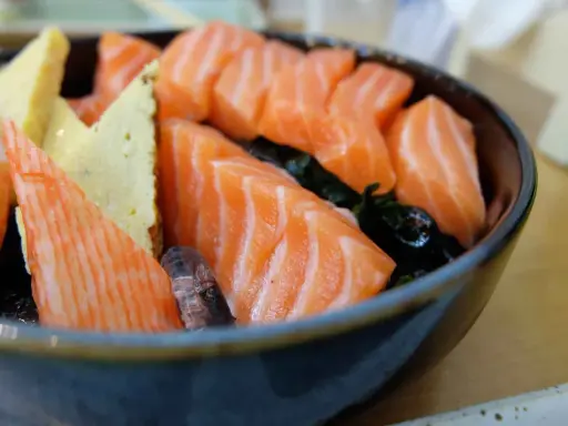 En skål med gravad lax, krabbpinnar och ägg. En perfekt måltid för den som är gravid och längtar efter något gott.