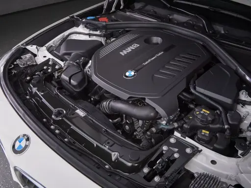 Silnik BMW TwinPower Turbo, gotowy do przeglądu gwarancyjnego samochodu.