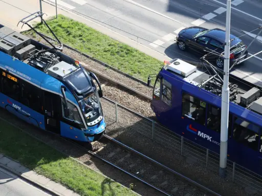 Dwa tramwaje MPK Wrocław na torach. Jeden niebieski, drugi granatowy. Może to właśnie dzięki nim emeryci mają darmowe przejazdy MPK?