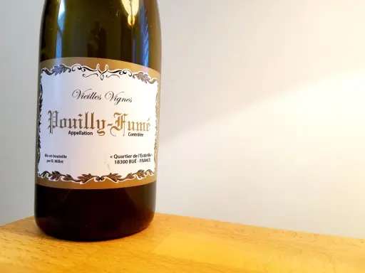 Bouteille de vin blanc "Pouilly-Fumé" de la région de la Loire, millésime "Vieilles Vignes", mis en bouteille par B. Millet.