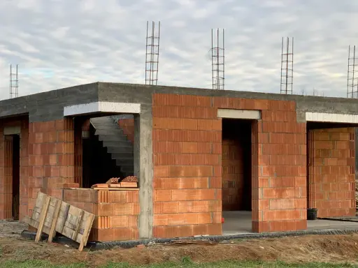 Construcción de casa con termoarcilla, mostrando sus desventajas como la necesidad de aislamiento adicional y la fragilidad de los bloques.