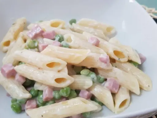 Pasta Piselli e Prosciutto: Ricetta Veloce e Cremosa (Meno di 30 Min)