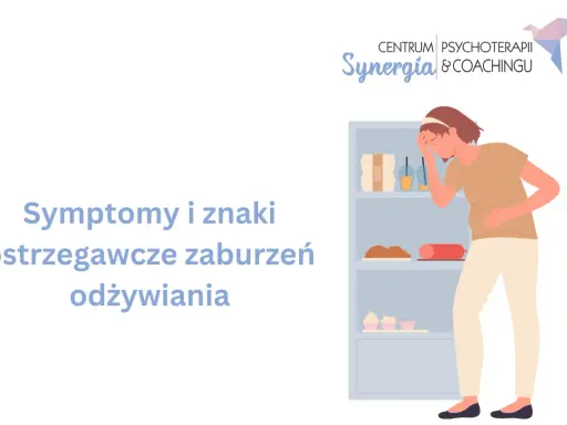 Kobieta z bólem brzucha i głowy stoi przed otwartą lodówką pełną jedzenia.