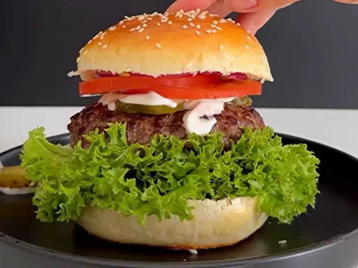Odgrzewany burger z piekarnika: Soczysty kotlet, chrupiąca bułka