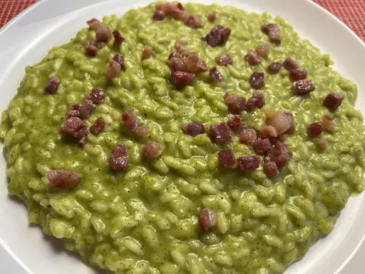 Risotto cremoso alle zucchine e pancetta croccante, un piatto gustoso e colorato.