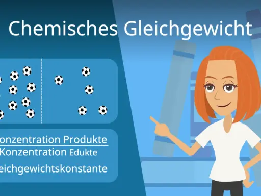 Eine Frau erklärt das chemische Gleichgewicht anhand von Fußballsymbolen und der Gleichgewichtskonstante K.