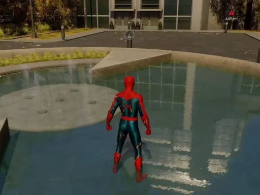 Spiderman 2, w swoim zniszczonym kostiumie, stoi przy fontannie, gotowy do akcji.