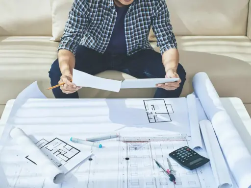 Arquitecto revisa planos de casa con el objetivo de obtener un certificado Passivhaus.