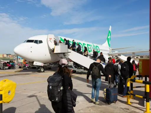 Pasażerowie wsiadają do samolotu Ryanair, gotowi na podróż z Wrocławia do Paryża.