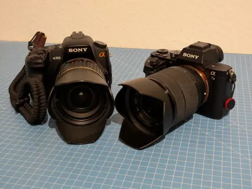 Confronto tra Sony a7ii e a7iii: due fotocamere Sony affiancate, una più vecchia (a350) e una più recente (a7ii).