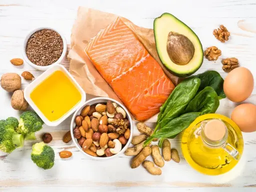 Saumon, avocat, noix, amandes, œufs, brocolis, épinards, graines de lin et huile d'olive, sources d'acides gras oméga 9.