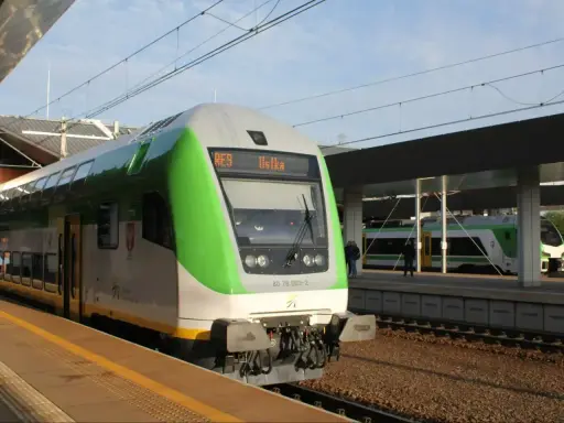 Pociąg RE9 do Ustki czeka na peronie. Idealny środek transportu, gdzie pociągiem nad morze.