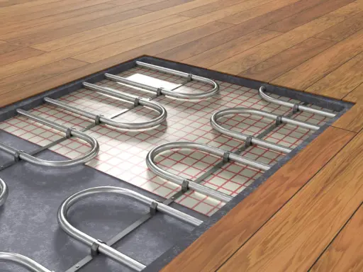 Système de chauffage au sol interdit, avec tuyaux métalliques courbés sur une grille isolante sous un plancher en bois.