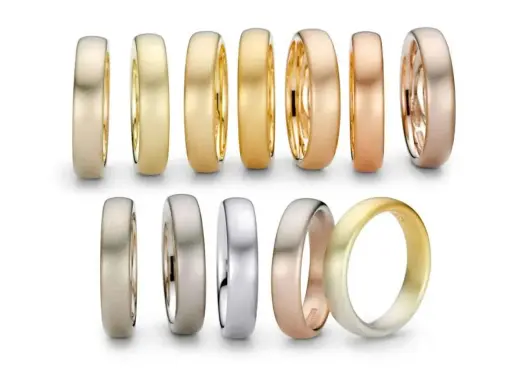 Collezione di fedi nuziali in oro giallo, oro rosso e oro rosa, con diverse finiture opache e lucide.