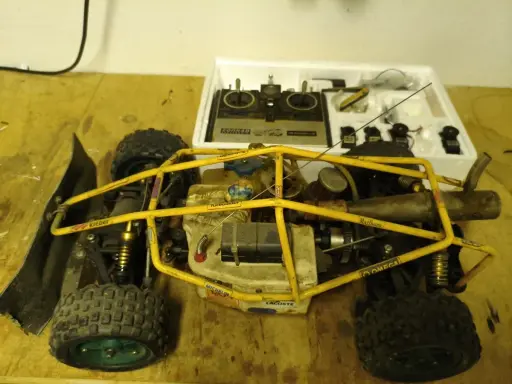 Gelbes RC-Buggy-Modell mit Fernbedienung und Zubehör, bereit für den ersten Einsatz als starterbox auto.