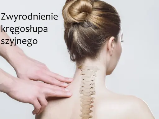 Domowe sposoby na zwyrodnienie kręgosłupa szyjnego: delikatny masaż karku i ćwiczenia rozluźniające.