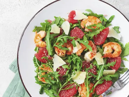 Salat mit Garnelen, Grapefruit und Parmesan – perfekt zum kalorienarm kochen.