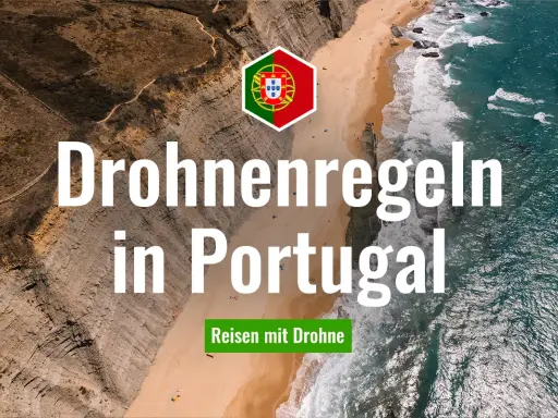 Drohnenregeln in Portugal: Ein atemberaubender Küstenblick mit dem portugiesischen Wappen. Reisen mit Drohne.