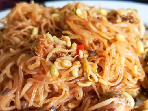 Makaron z kiełkami fasoli mung i chili. Czy makaron tuczy? Zależy od dodatków i sposobu przygotowania.