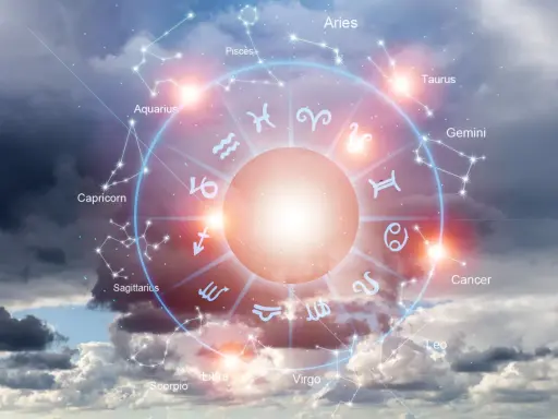 Zodiakalny krąg z konstelacjami i symbolami, w tym Saturn w Rybach, na tle burzowego nieba.