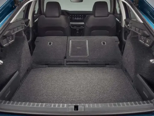Maletero Skoda Octavia vacío y listo para cargar. Amplio espacio para equipaje, con asientos traseros abatibles para mayor versatilidad.
