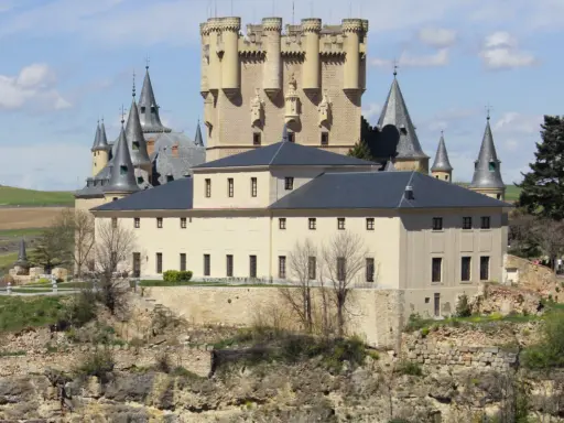 Castillo de Segovia, ideal para una aventura de segovia con niños. Torres cónicas y un palacio histórico.