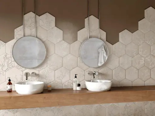 Elegantes combinaciones de azulejos para baños con diseño hexagonal y motivos de ramas plateadas.