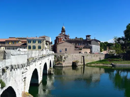 Ponte di Tiberio e scorci di Rimini, ideali per scoprire cosa vedere a Rimini in un giorno.