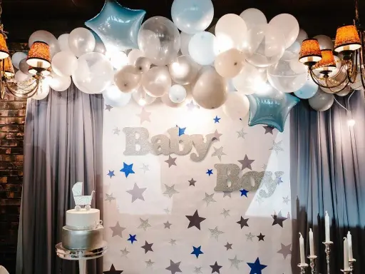 Dekoracja na chrzest święty: balony, gwiazdki, tort i napisy "Baby Boy".