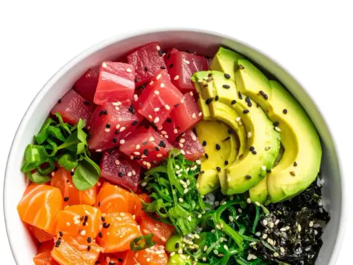 Un bol de poke coloré avec du thon, du saumon, de l'avocat et des algues, prêt à être nappé d'une délicieuse sauce poke bowl.