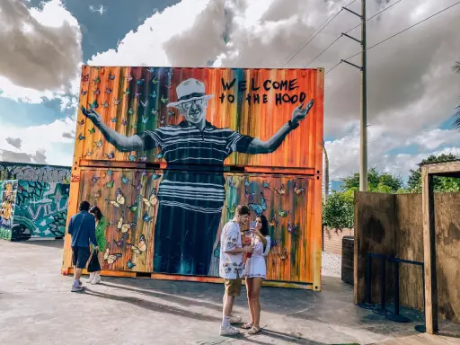 Para zobaczyć Miami, odwiedź tę kolorową ścianę z motylami i muralem "Welcome to the Hood".