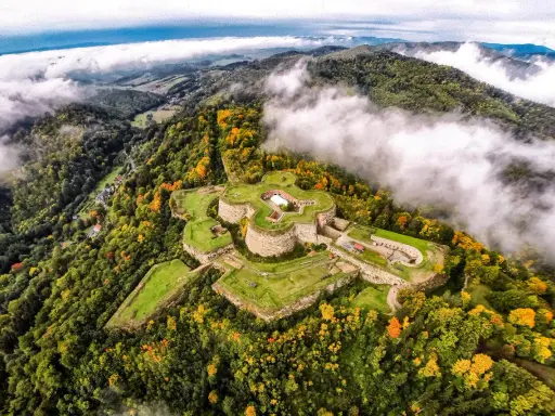 Twierdza Srebrna Góra, idealne miejsce na tani wypad na weekend w Polsce. Otoczona jesiennymi lasami, skąpana w chmurach.
