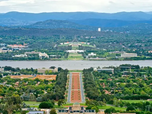 Widok na stolicę Australii, Canberrę, z Parlamentem i jeziorem.