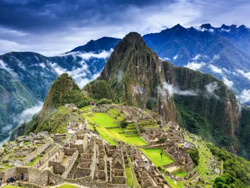 Ruinas incas de Machu Picchu, un sitio arqueológico en los Andes peruanos, que narra la historia de una civilización perdida.