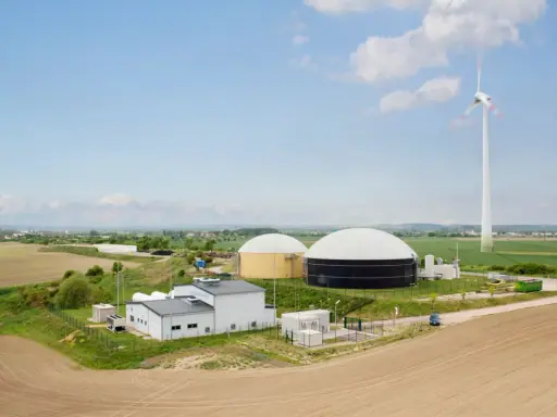 Biogasanlage mit großen Speichern und Windrad. Hier wird Energie erzeugt und für den biogas transportieren vorbereitet.