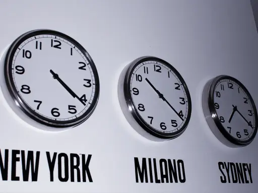 Trzy zegary pokazują różne czasy: Nowy Jork, Mediolan i Sydney. Majorka strefa czasowa jest widoczna na jednym z nich.