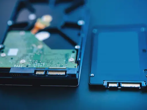 Dwa dyski do laptopa: tradycyjny HDD i nowoczesny SSD.