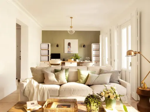 Ideas pintar salón en dos colores: pared verde texturizada y paredes blancas luminosas. Sofá beige, mesa de centro rústica, plantas y arte.