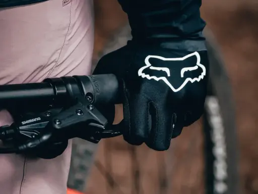 Rękawiczki rowerowe Fox z białym logo lisa na czarnym tle. Idealne pytanie: jakie rękawiczki na rower wybrać?