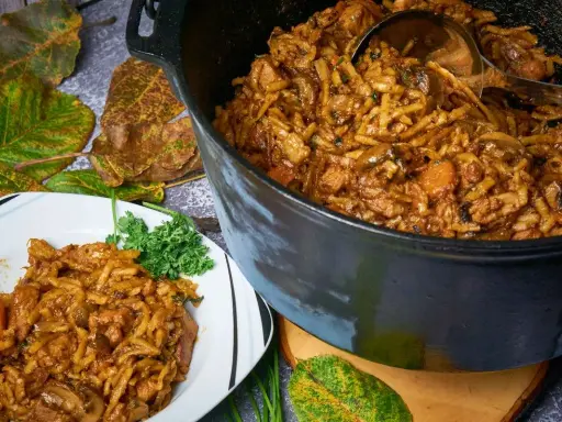 Herzhaftes Gericht aus dem Dutch Oven, perfekt für Kinder. Ein leckeres Dutch Oven Rezept, das Groß und Klein schmeckt.